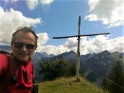 36 Alla rustica croce lignea del Monte Colle  (1750 m) con Chico di Branzi, manuntentore baite 